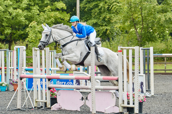 Jennifer O’Neill is Triumphant in the KBIS Insurance Senior British Novice Second Round at Inchcoonans Equestrian Centre Jennifer O’Neill is Triumphant in the KBIS Insurance Senior British Novice Second Round at Inchcoonans Equestrian Centre